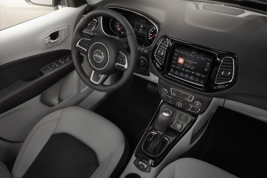 Интерьер Jeep Compass Limited 2017 года  (NA) (фото 2 из 62)